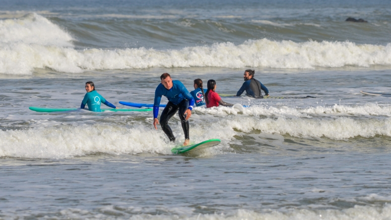 4 surf lessons x 1h30 minute image 2